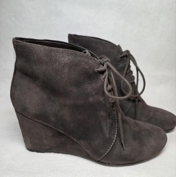 Clarks Charcoal Gray Suede Wedge Ankle Boots Lace Up Women's Size 8 - Picture 1 of 7